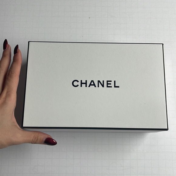 Chanel White Box and Envelope - Picture 3 of 10